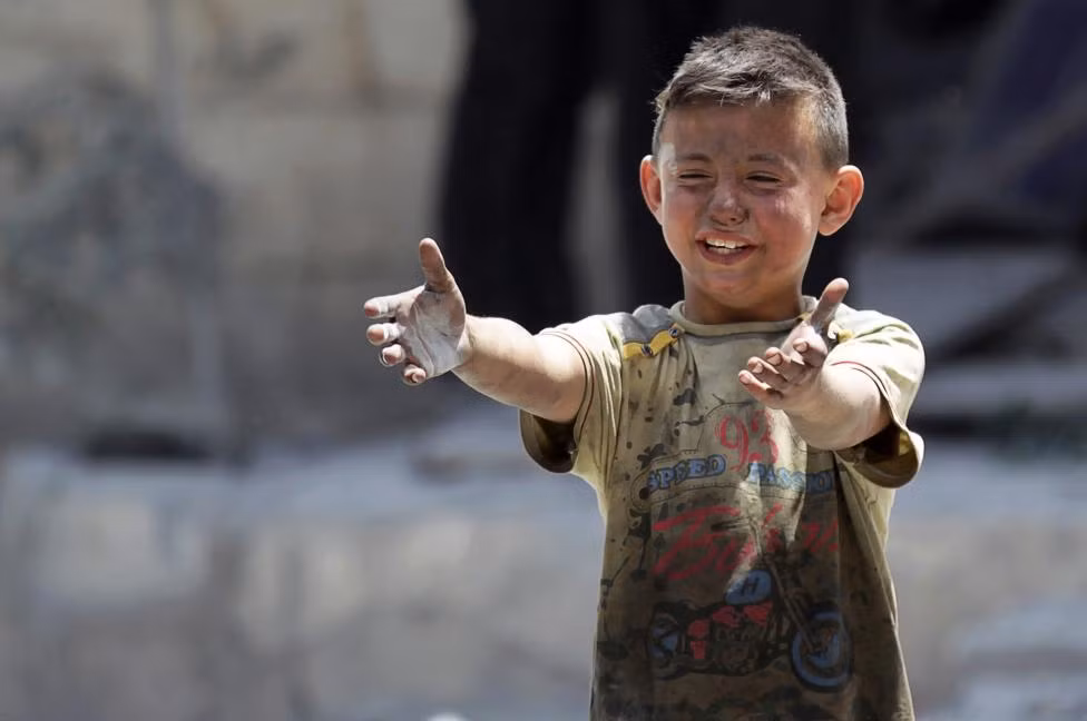 Khuôn mặt lấm len bùn đất của bé trai Syria đáng thương ở thị trấn Maaret al-Numa do phe nổi dậy kiểm soát, tỉnh Idlib, Syria.