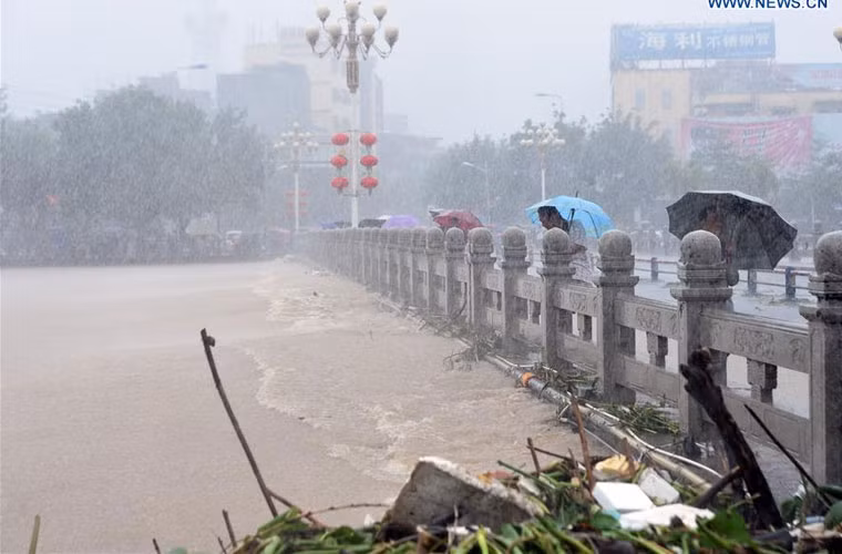 Nước dâng cao trên sông Wenlan, Lincheng khi bão về.