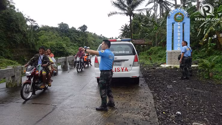 Cảnh sát điều phối giao thông tại một con đường ở Catanduanes sau khi bão càn quét qua. Ảnh Rappler