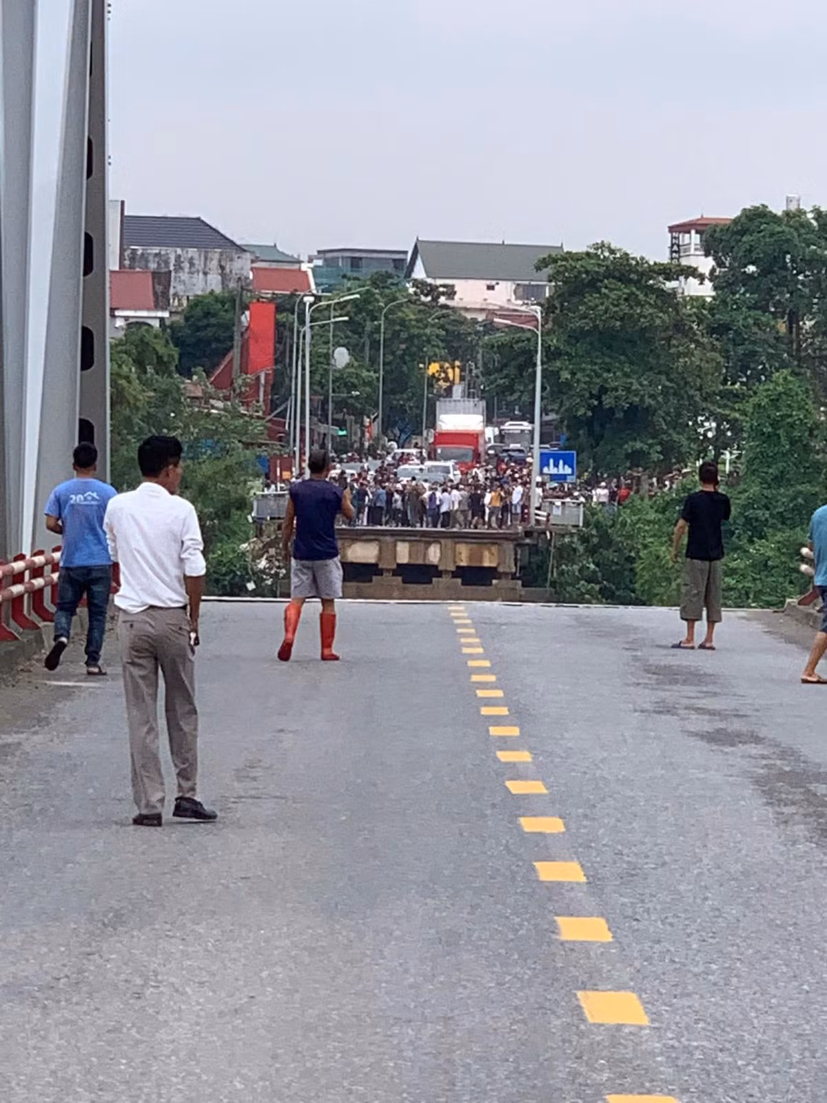 Vụ việc xảy ra vào khoảng 9h30 cùng ngày, mực nước sông Hồng đã lên rất cao, chảy xiết khiến 2 mố cầu Phong Châu bị sập.