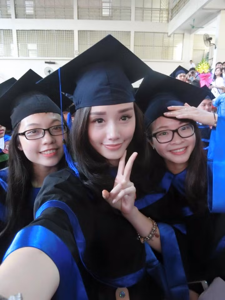 Trở thành một tân cử nhân xuất sắc, bản thân Ngân Búng rất vui mừng và hãnh diện. Cô chia sẻ khoảnh khắc đầy cảm xúc trong lễ tốt nghiệp bên bạn bè thông qua những bức ảnh đăng trên trang cá nhân.