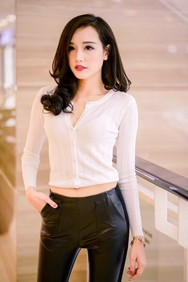 Được biết Ngân Búng vốn là một gương mặt nữ sinh rất nổi bật của khoa tiếng Pháp trường Đại học Ngoại thương. Trong suốt 4 năm học, ngoài những hoạt động nghệ thuật cá nhân, Ngân Búng cũng rất tích cực tham gia các hoạt động của trường, lớp.