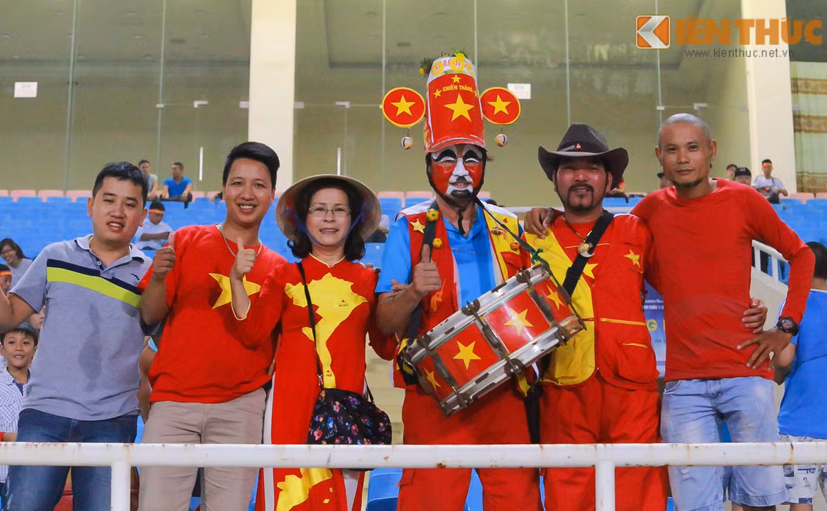 Nhiều khán giả Việt Nam mong đội chủ nhà sẽ tạo nên bất ngờ.