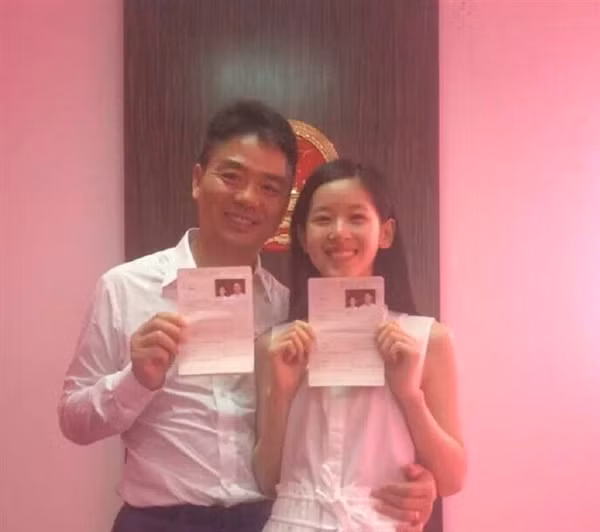 Trên mạng còn lan truyền bức ảnh của Chu Chiết Thiên và Lưu Cường Đông trong ngày đi đăng ký kết hôn, cười tươi khoe niềm hạnh phúc, hãnh diện của mình vì “nửa kia” quá tuyệt vời.