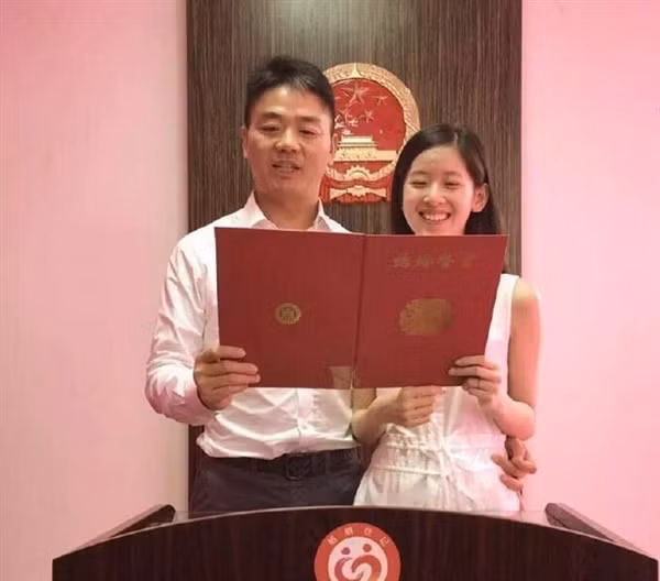 Tuy "hot girl trà sữa" lấy chồng đại gia, lớn hơn mình đến 19 tuổi khiến nhiều fan nam của cô tiếc nuối, nhưng bên cạnh đó vẫn có rất nhiều người bày tỏ sự vui mừng, chúc phúc cho cô và người chồng mới cưới.