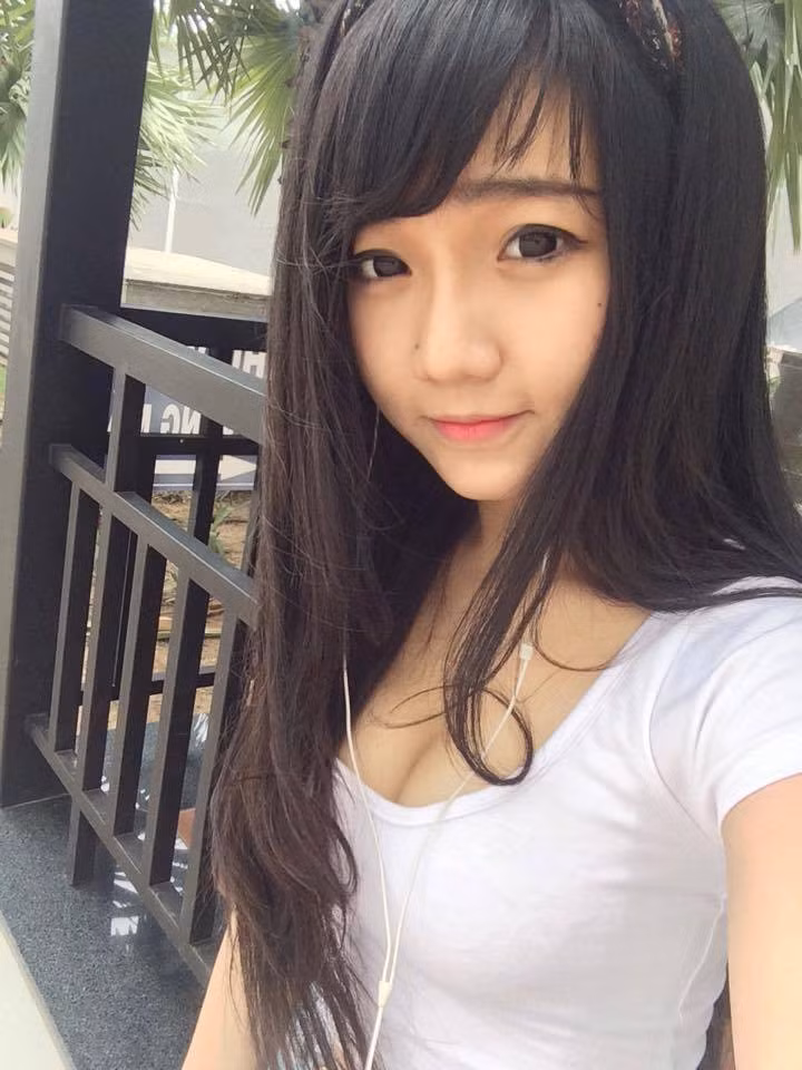 Chia sẻ về công việc của mẹ, Hải Yến cho biết hiện mẹ cô đang mở hàng bán cháo lươn, bún mắm, miến gà… Bạn bè thân cũng hay gọi 9X Tây Nguyên xinh đẹp này là Yến “cháo lươn” cũng vì lý do này.