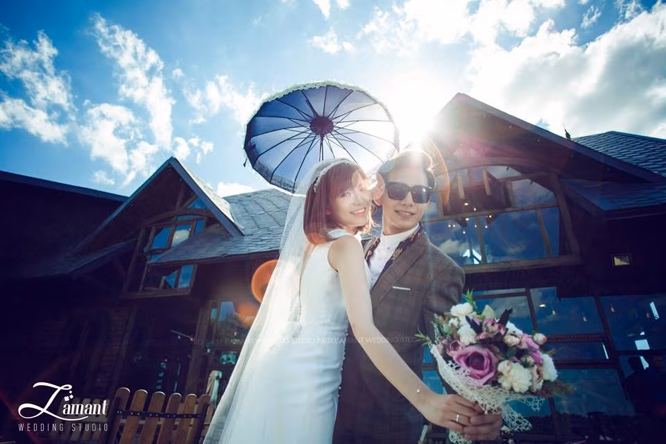 Tuy chỉ là một bộ ảnh cưới giả nhưng không ít dân mạng cho rằng Tú Linh và anh chàng chú rể, bạn diễn cùng thực sự đẹp đôi.
