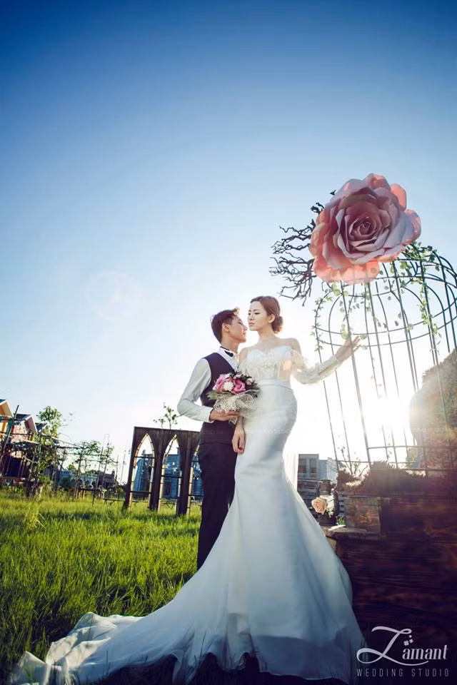 Tuy nhiên, thực chất đây chỉ là một bộ ảnh mang tính chất thương mại, quảng cáo cho một studio ảnh, váy cưới và Tú Linh được mời làm người mẫu, hoá thân thành cô dâu để phục vụ công việc.