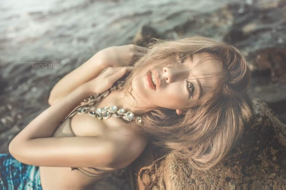 Ngoài học tập, Khánh Phương còn là một người mẫu ảnh ảnh không chuyên, được nhiều nhiếp ảnh gia trẻ đặt lời mời chụp các concept đặc biệt. Mới đây cô nàng vừa khoe bộ ảnh với tạo hình gần giống với nàng tiên cá trên biển gây nhiều chú ý.