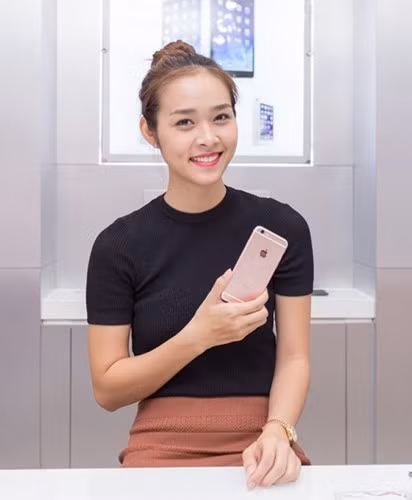 Dù đã mở bán được khoảng 1 tuần nhưng đến nay iPhone 6S phiên bản vàng hồng vẫn duy trì sức nóng của mình. Hết ngóng đợi sản phẩm, dân mạng Việt lại đang đua nhau khoe những bức ảnh đập hộp iPhone 6S. Các hot girl Việt cũng tranh thủ tậu món hàng hot này và chia sẻ ngay những trải nghiệm đầu tiên lên mạng.