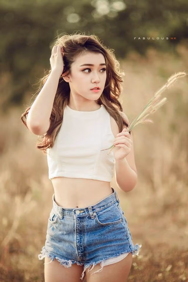 Ngoài vẻ đẹp lai đầy ma mị, Mộng Tuyền còn có lợi thế về làn da trắng sáng và vóc dáng cân đối. Tất cả trở thành lợi thế lớn cho cô bạn trong công việc làm teen model, người mẫu ảnh. Tuyền từng đóng clip quảng cáo chung với một số nghệ sĩ Việt nổi tiếng và tham gia vào một nhóm nhạc tại TP HCM.