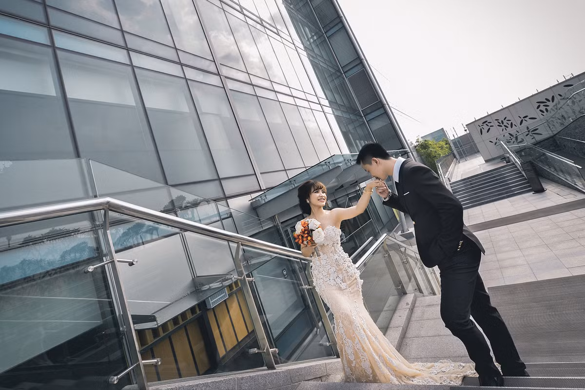 Phần sau của bộ ảnh kể tiếp câu chuyện cô gái thuyết phục được chàng người rừng trở về với văn minh, trở về với thành phố đầy phồn hoa và cả hai cùng nhau đến những địa điểm đẹp mắt, mặc lễ phục và chụp ảnh và làm đám cưới.