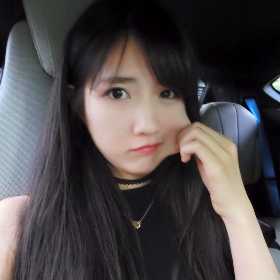 Kiều Trinh được biết đến lần đầu cũng từ một bức ảnh chụp trộm. Cô nổi tiếng trong tấm hình ngồi ăn quà vặt, khoe khuôn mặt xinh xắn, vẻ đẹp trong veo. Từ sau bức ảnh này, Kiều Trinh nhanh chóng nổi tiếng hơn, được nhiều người biết đến và gọi là hot girl.
