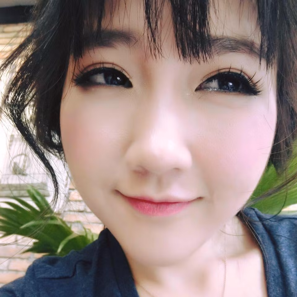Dân mạng Việt thường so sánh Kiều Trinh với Chương Chiết Thiên - hot girl trà sữa đình đám của Trung Quốc bởi vẻ đẹp trong veo, tinh khôi của cô. Ngoài ra Kiều Trinh cũng dễ tạo liên tưởng với những hot girl, người đẹp nổi tiếng Thái Lan.