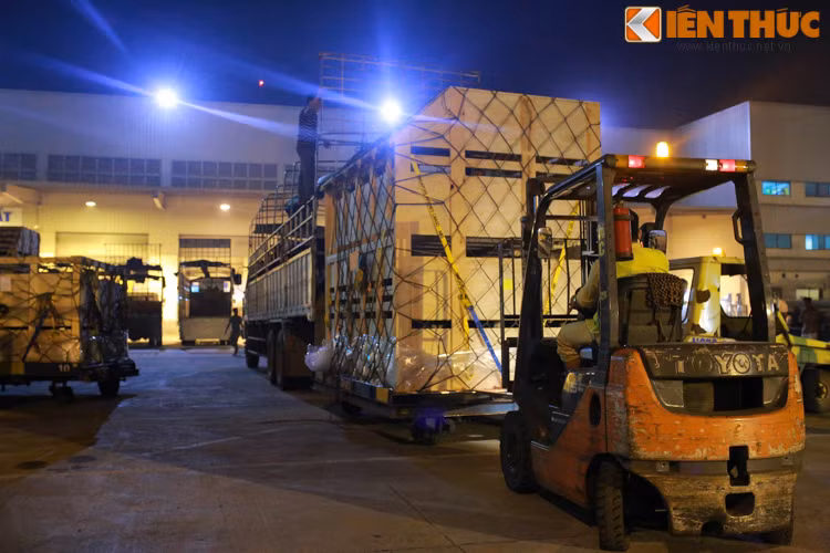 Công việc vận chuyển bỏ diễn ra ngay trong đêm 21/4 với sự khẩn trương nhưng vẫn rất tỉ mỉ.