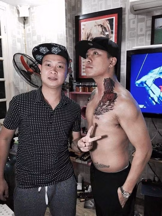  Tuấn Hưng: Giọng ca Nắm lấy tay anh đã xăm hình con ngựa ngay cổ bên trái. Theo chia sẻ của Tuấn Hưng: "Tôi lấy được một cô vợ tuổi Ngọ và sinh được một cậu con trai kháu khỉnh đáng yêu cũng trong năm Ngọ".