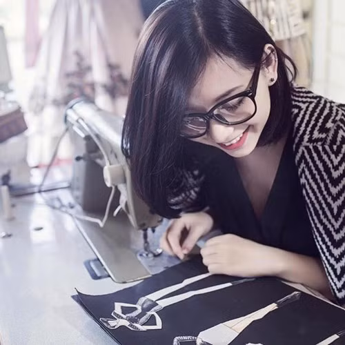 Châu Đặng đam mê mọi thứ liên quan đến thời trang, giúp các nghệ sĩ mà cô hợp tác trông đẹp hơn, phong cách hơn khi lên sân khấu. Ngoài ra, stylist 9X này còn là người đảm nhiệm phần trang phục trong rất nhiều MV ca nhạc.
