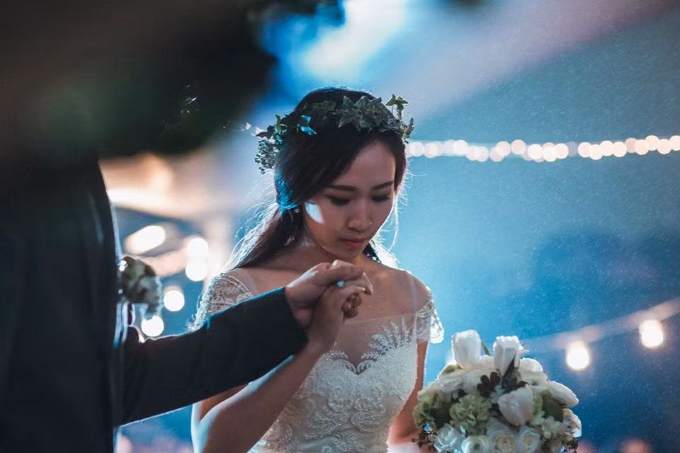 Đều là những chuyên viên thiết kế, hoạt động liên quan đến nghệ thuật, nhiếp ảnh ở Hà Nội, nên chú rể La Zung và cô dâu Fosha Zyong đã tạo nên một lễ thành hôn vừa đẹp mắt, độc đáo, giàu ý nghĩa và thể hiện được cái "chất" nghệ sĩ của họ.