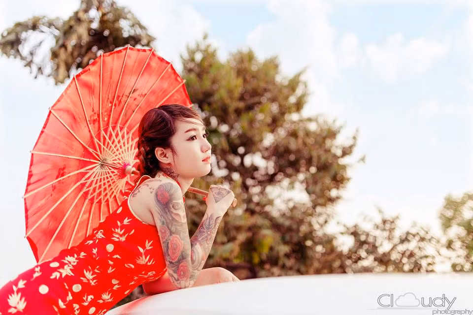 Từng trải qua nhiều buồn khổ trong tình cảm nên Tuyết Nhi đã đến với xăm nghệ thuật. Theo chia sẻ của Tuyết Nhi, lần đầu tiên xăm mình, cô nàng đã vấp phải sự phản đối, chê trách kịch liệt từ bố mẹ và một số người bạn.