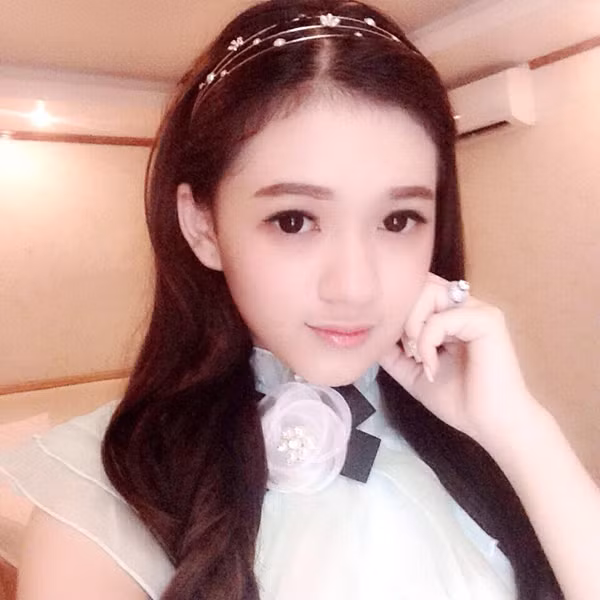 Hình ảnh trên trang cá nhân vô tình được dân mạng chú ý, Đặng Thục Anh, sinh năm 1997 chưa kịp vui mừng thì đã phải chịu những lời đồn đoán, chê bai không hay của những người nghi ngờ cô bé làm phẫu thuật thẩm mỹ... từ nhỏ.