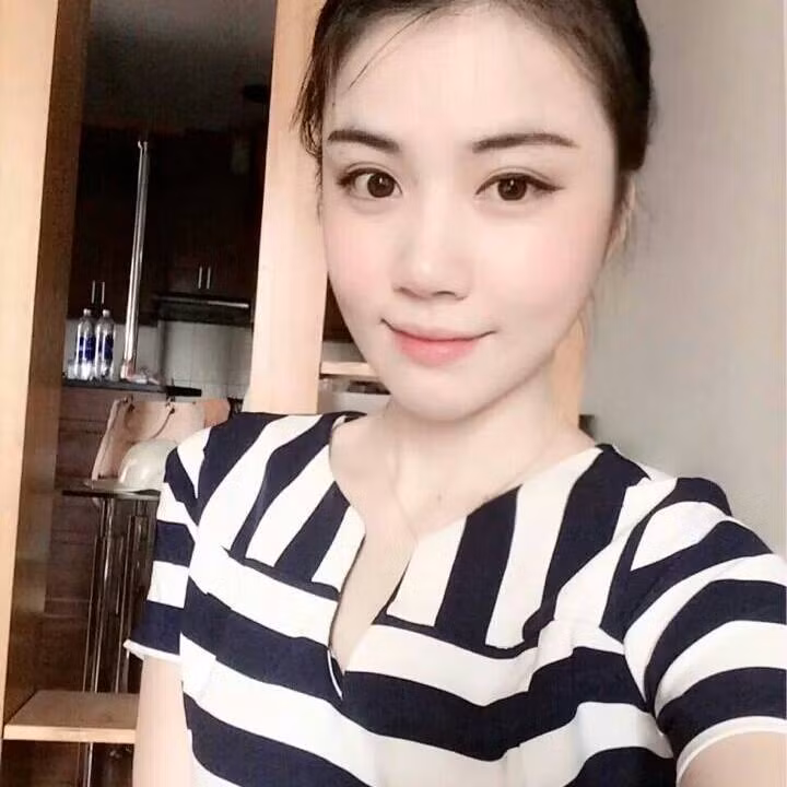 Mọi đường nét trên khuôn mặt của Thúy Vi đều đẹp, đặc biệt là đôi mắt nai tơ, to trò, đôi môi hồng hấp dẫn và đường cằm V-line hoàn hảo. Cộng thêm vóc dáng nuột nà, thân hình cân đối... Thúy Vi như một người đẹp bước ra từ trong tranh vẽ.
