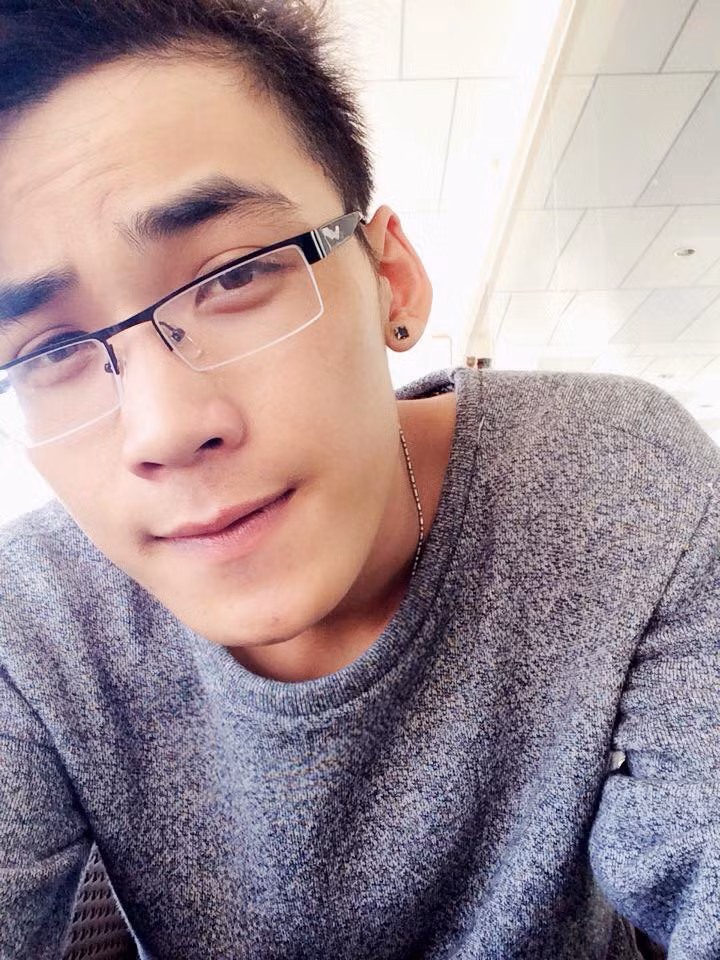 Không chỉ chụp ảnh đẹp, được nhiều người mẫu ảnh quý mến, thường xuyên được khen ngợi... Duy Anh còn gây ấn tượng bởi ngoại hình, khuôn mặt bảnh trai của mình. Chàng trai sinh năm 1991 được nhận xét có khuôn mặt khá thư sinh với cặp kính cận, nhưng luôn toát ra vẻ phong trần, bụi phủi mỗi khi "xách máy ảnh làm nghề".
