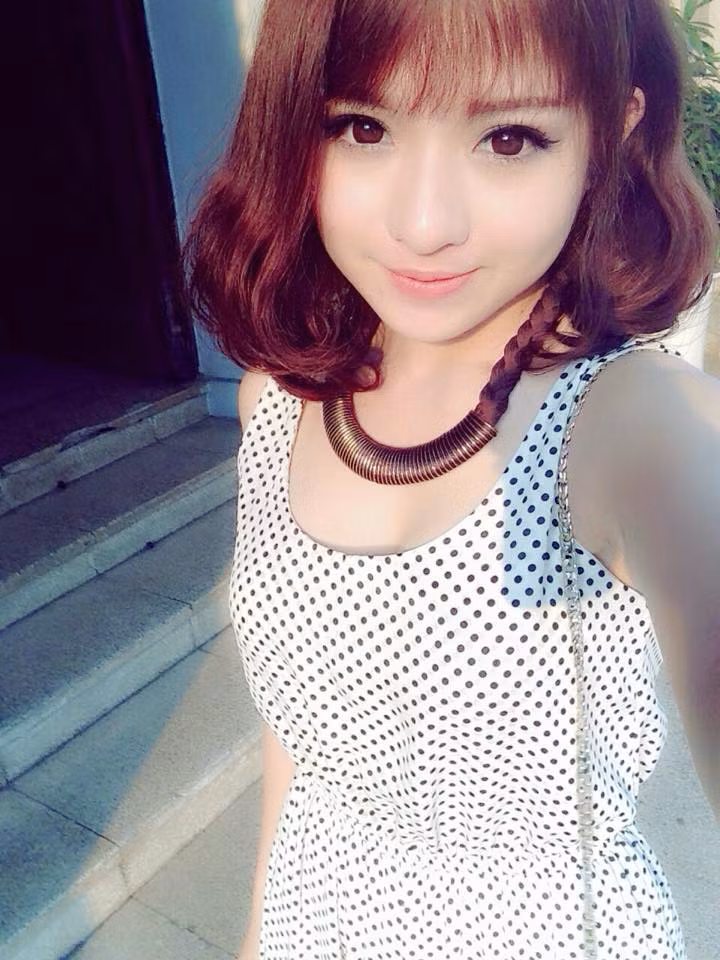 Chính điều này đã giúp Việt Hương nhận được rất nhiều lời khen của bạn bè, cư dân mạng. Trên trang cá nhân của cô, nhiều người nước ngoài cũng thể hiện sự yêu thích, những lời thán phục nhan sắc của Việt Hương thông qua những dòng bình luận mang những lời khen có cánh.