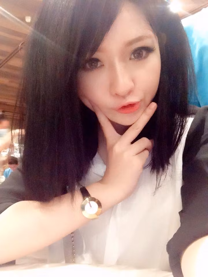 Sinh năm 1992, vốn đã sở hữu khuôn mặt đẹp, cộng thêm tài trang điểm "cao tay" nên Việt Hương thường gây ấn tượng mạnh với người đối diện nhờ khuôn mặt xinh xắn như búp bê xứ lạ.