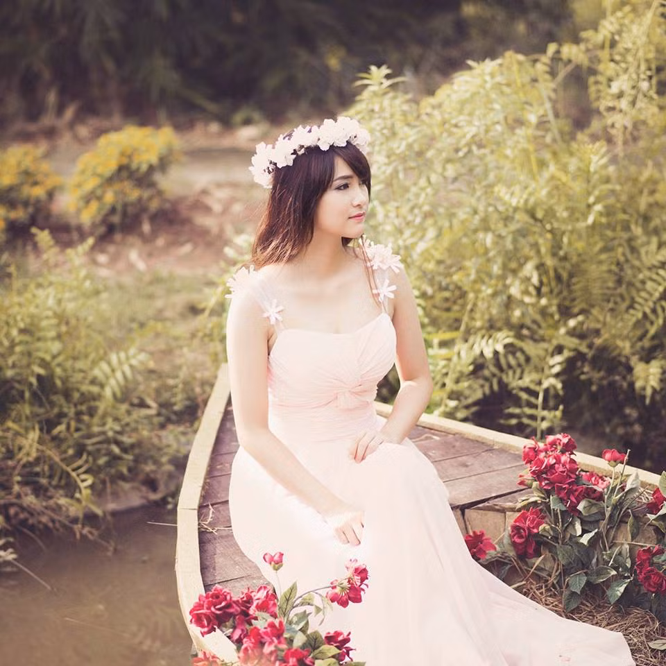Lê Hà vốn là một nữ sinh xinh đẹp, năng động được nhiều bè bạn ở khoa Công nghệ sinh học, Đại học KHTN biết đến. Danh hiệu hoa khôi giúp cô nàng tạo thêm nhiều ấn tượng, có thêm nhiều tình cảm yêu mến, đặc biệt là từ các nam sinh cùng trường.