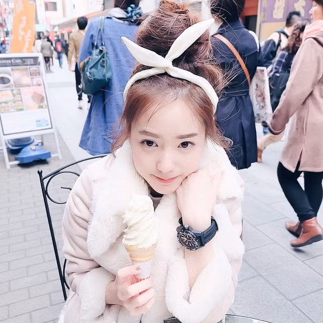 Hiện tại, Pimtha học tập tại trường Đại học Ritsumeikan Asia Pacific, Beppu, Nhật Bản. Các fan cho rằng do sống lâu ở Nhật Bản nên phong cách ăn mặc, trang điểm của Pimtha cũng chịu ảnh hưởng từ xu hướng phổ biến ở đây.