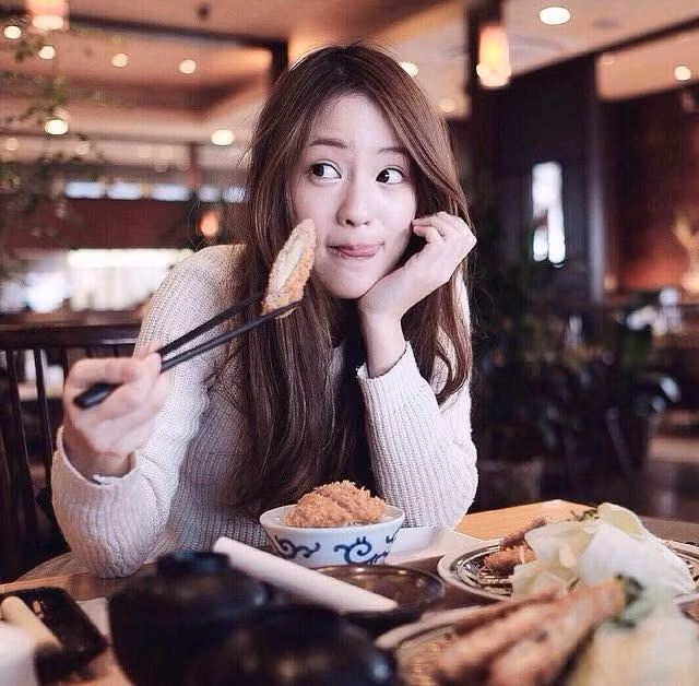 Pimtha là hot girl Thái Lan rất nổi tiếng với hơn 1 triệu người theo dõi trên Instagram. Dân mạng Thái gọi Pimtha là "thiên thần ăn uống" bởi sở thích và vẻ dễ thương của cô gái 19 tuổi này.