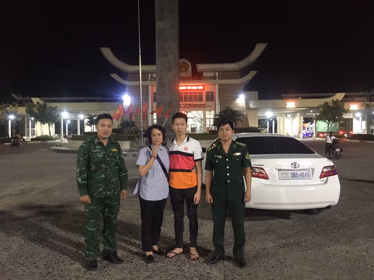 Tay Ninh: Bo doi Bien phong giai cuu sinh vien bi lua sang Campuchia