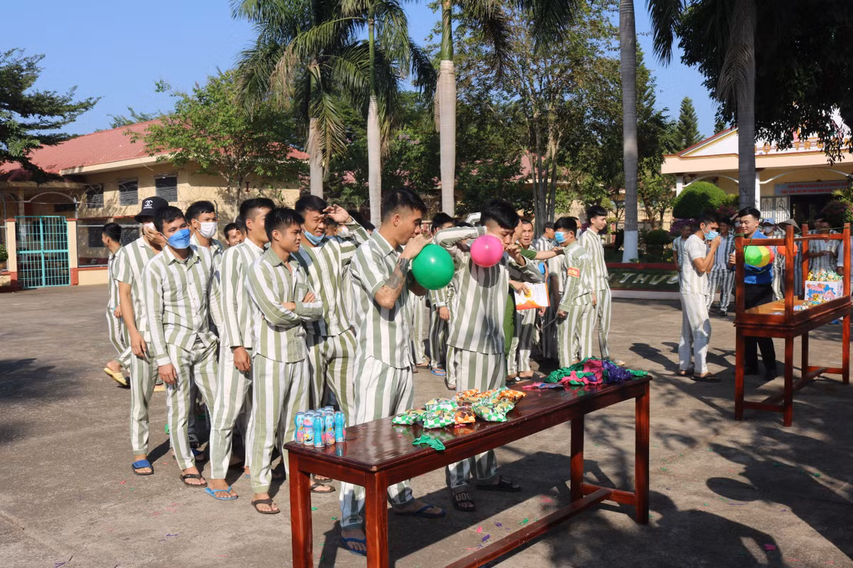 Các phạm nhân tham gia trò chơi dân gian. 