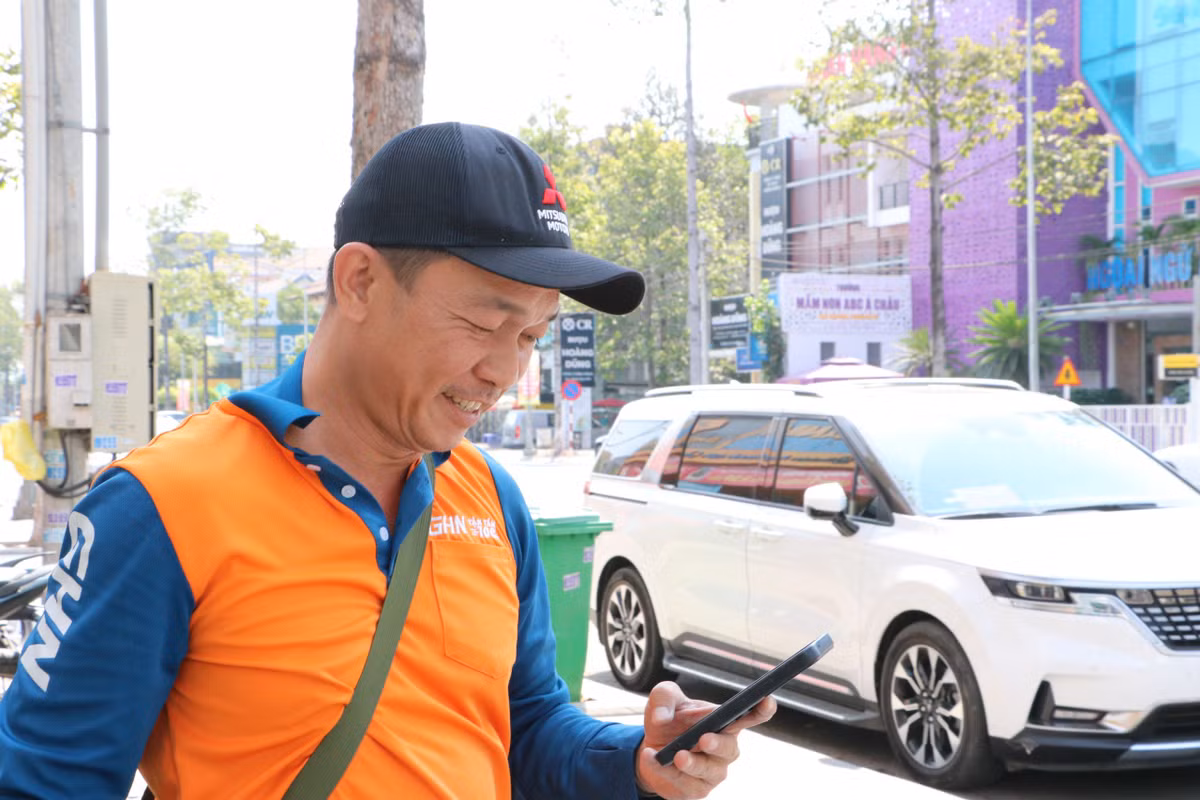 Niềm vui của một shiper sau khi giao hàng cho khách.