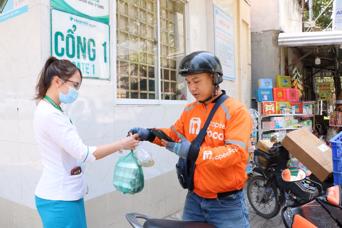 Khi đồ ăn đã đến tay khách hàng, đó là niềm vui của anh Thành.