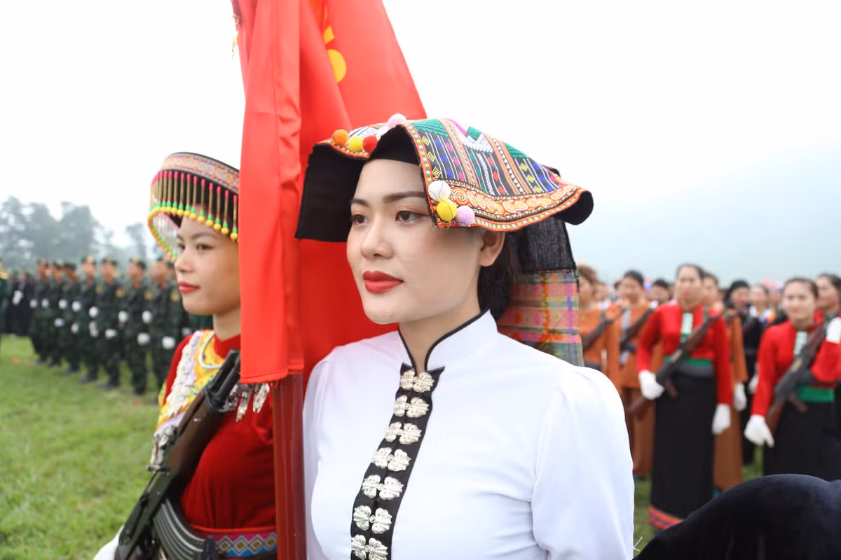 Chị Bùi Huyền Trang, đến từ Trường Quân sự Quân khu II, được lựa chọn cầm cờ Khối nữ Dân quân các dân tộc Tây Bắc.
