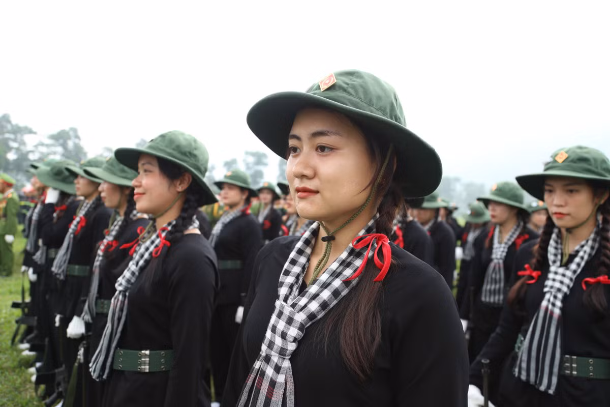 Cô gái 19 tuổi Trần Nguyên Thư đến từ Hiệp Phước, Nhà Bè, TP HCM, lần đầu tiên xa gia đình, lần đầu tiên được ra Bắc, là 1 trong số 92 nữ dân quân được Bộ Tư lệnh TP HCM tuyển chọn vào Khối nữ Du kích miền Nam.