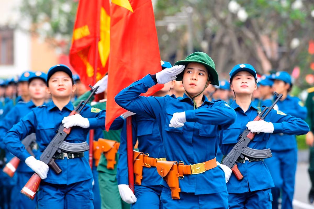 Khối nữ du kích miền Nam luyện tập đi đều bước, mang súng chào tại Bộ Tư lệnh TPHCM.