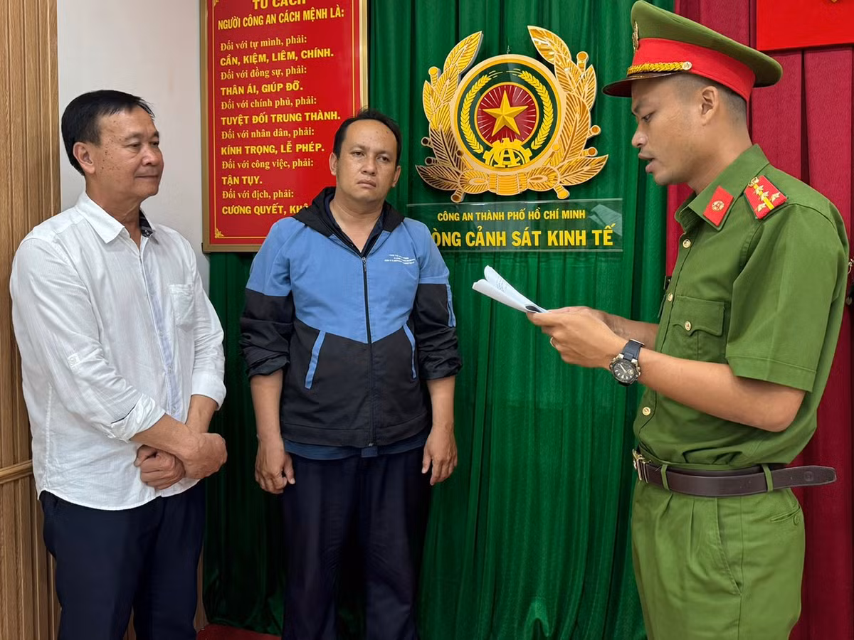 Cong an TP HCM bat 2 can bo hai quan nhan hoi lo
