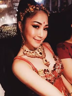 Hương Tràm trong hậu trường The Remix.