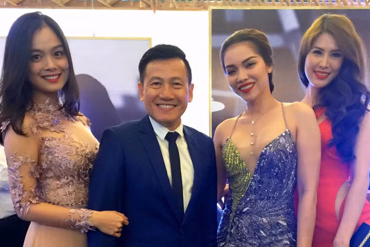 Diễn viên Quách An An (thứ hai từ phải sang) nổi bật với đầm ánh kim sang trọng tại tiệc cưới của đạo diễn Victor Vũ.