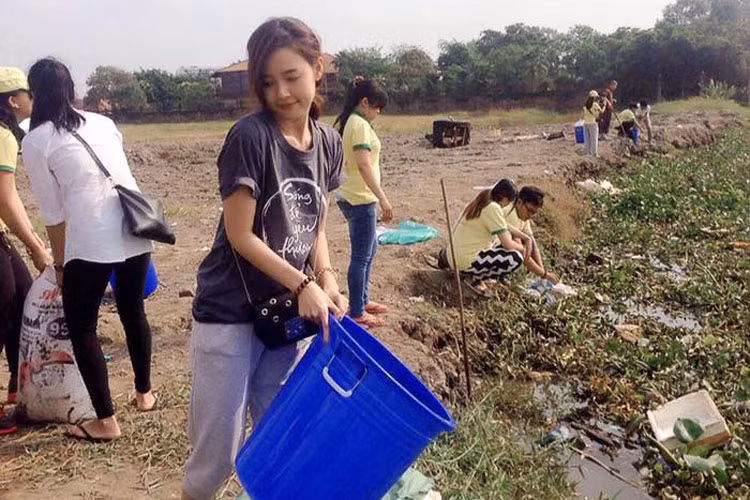 Tâm trạng của nữ diễn viên cũng khá vui vẻ trong chuyến từ thiện. Hiện tại, người hâm mộ tiếp tục băn khoăn về tình trạng mối quan hệ của Midu và Phan Thành.