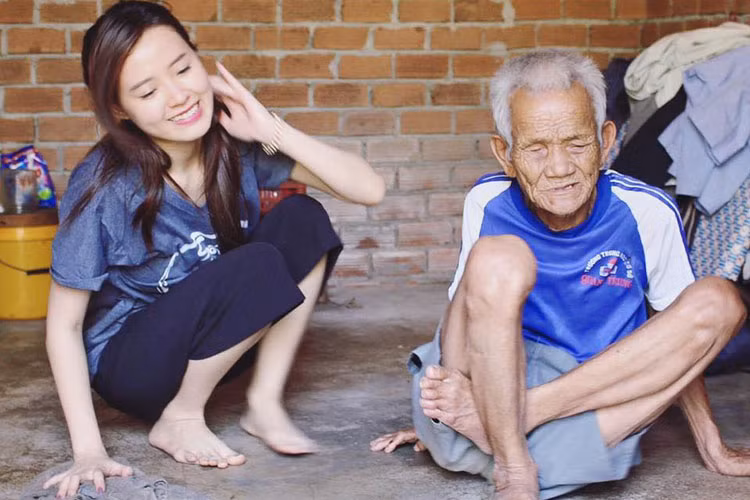 Hình ảnh Midu giản dị, thành tâm trong chuyến từ thiện mới nhất chiếm được thiện cảm của fans. 