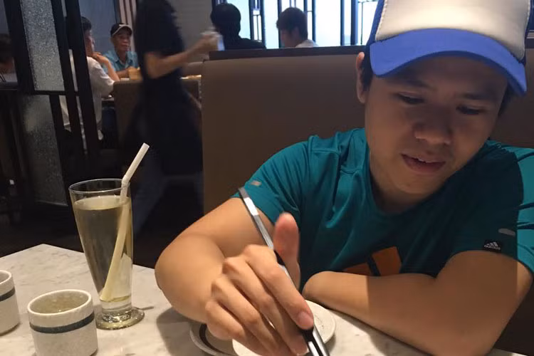 Gần đây, trên trang cá nhân, Phan Thành cũng thường xuyên chia sẻ hình ảnh thưởng thức cuộc sống dù nhiều khi chỉ có một mình. 