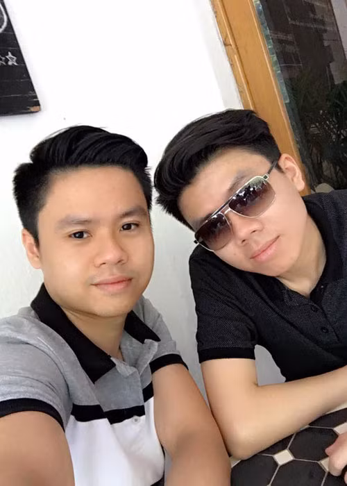 Theo đó, đăng tải hình ảnh bên em trai Phan Hoàng, Phan Thành chú thích: “hai thằng độc thân”. Chia sẻ có vẻ như cho thấy Phan Thành và Midu chia tay sau thông tin hàn gắn. 