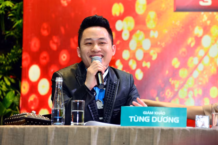 Bật mí lí do nhận lời mời làm giám khảo The X-Factor mùa 2, ca sĩ Tùng Dương: “Đây có lẽ là cái duyên khi mà đến tận bây giờ Tùng Dương mới có thể sắp xếp được thời gian tham gia ngồi ghế nóng của một chương trình truyền hình thực tế dài hơi như thế này, mặc dù trước đó Tùng Dương cũng đã nhận được rất nhiều lời mời. Tùng Dương cũng nhìn thấy được nguyện vọng của BTC chương trình khi muốn tìm ra những nhân tố thực sự tài năng nhất”. 
