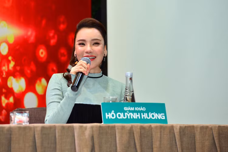 Giọng ca "Hoang mang” tiếp tục chia sẻ: “Bản thân Hương cũng có một bất ngờ riêng với dàn giám khảo. Năm ngoái Hồ Quỳnh Hương có phần nghiêm khắc trên ghế nóng, nhưng mà năm nay trước cá tính của chị Thanh Lam và anh Tùng Dương thì các bạn sẽ thấy Hồ Quỳnh Hương dễ tính hơn rất nhiều”. 
