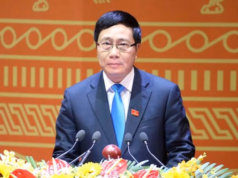 Phó Thủ tướng kiêm Bộ trưởng Bộ Ngoại giao Phạm Bình Minh (SN 1959, quê quán huyện Vụ Bản, tỉnh Nam Định).