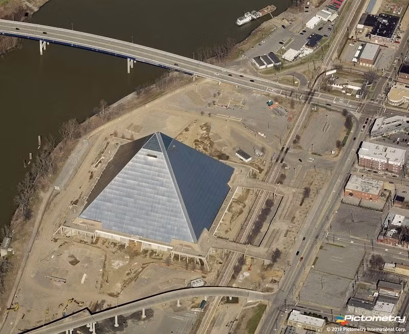 Đó là tòa Great American Pyramid (Đại kim tự tháp của Mỹ). Sau 2 năm xây dựng với chi phí khoảng 68 triệu USD, Great American Pyramid chính thức mở cửa vào năm 1991.