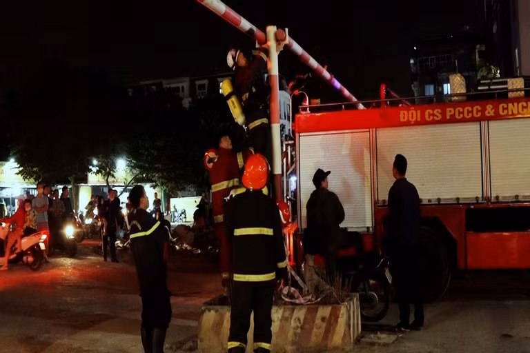 Nhiều trụ bê tông chặn đường xe cứu hỏa - Hình 2 Nhieu tru be tong chan duong xe cuu hoa-Hinh-2